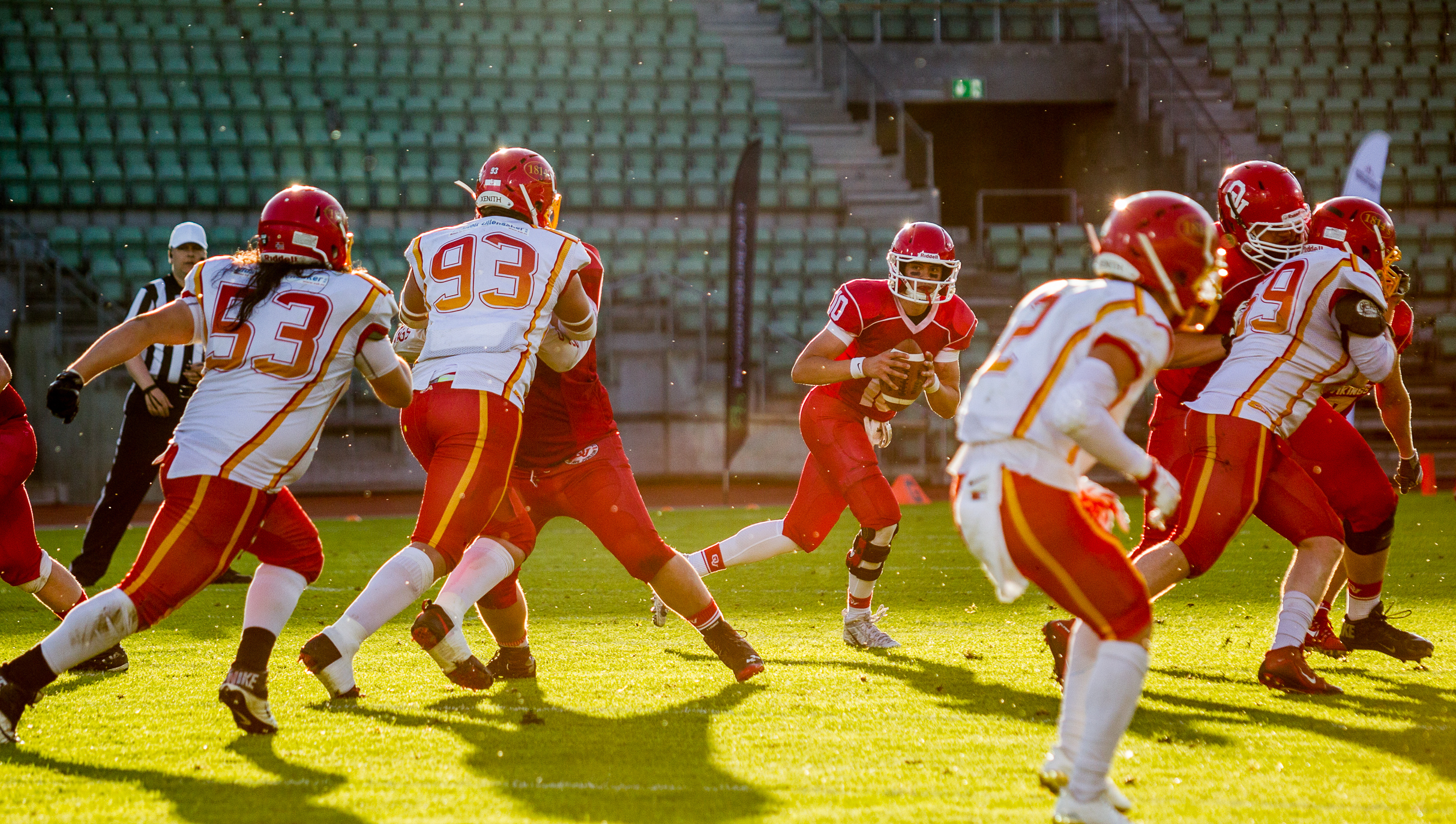 Flere spillere i kamp på banen i amerikansk fotball.