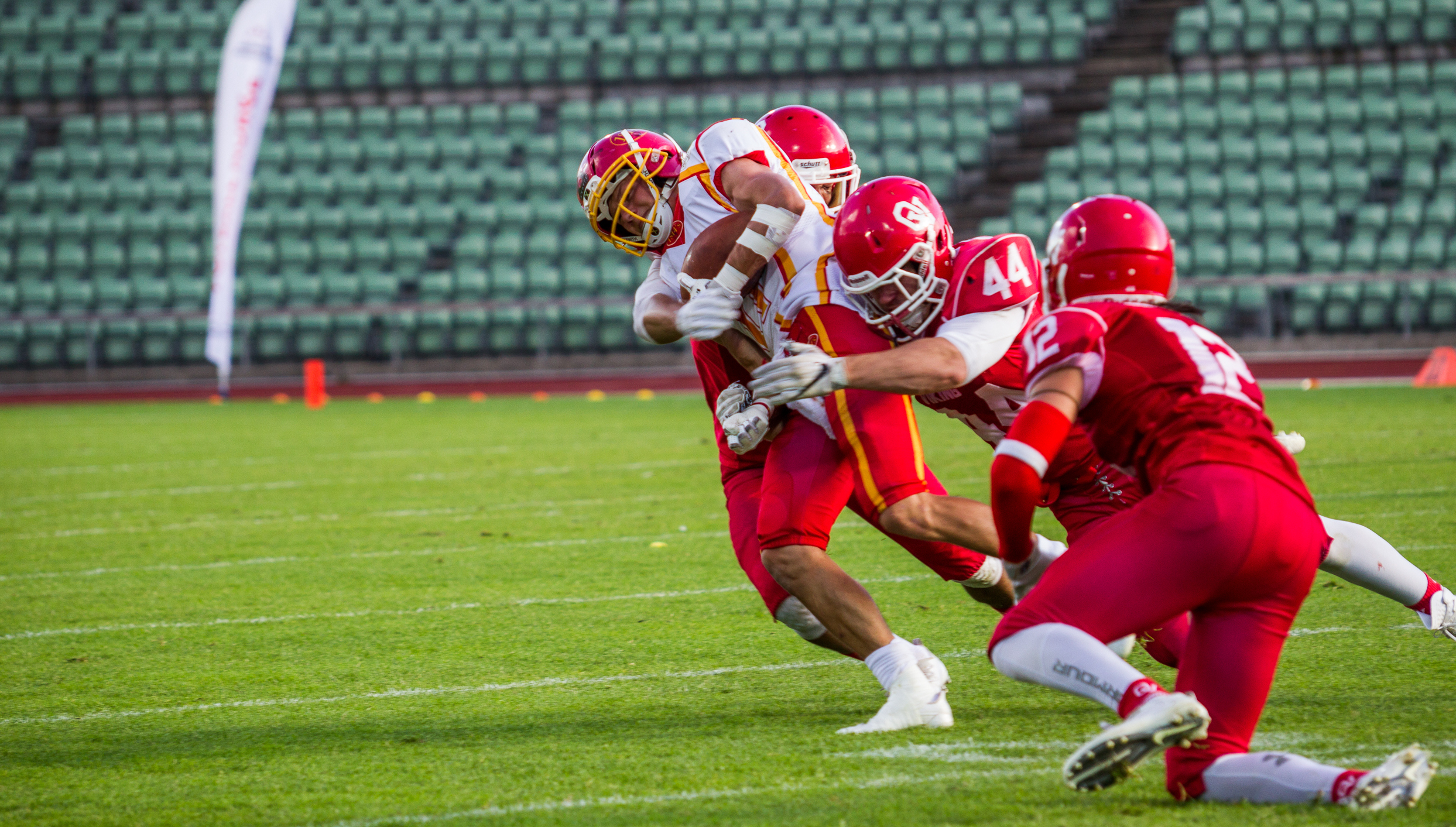 Utøvere i amerikansk fotball som blir taklet.