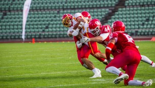 Utøvere i amerikansk fotball som blir taklet.