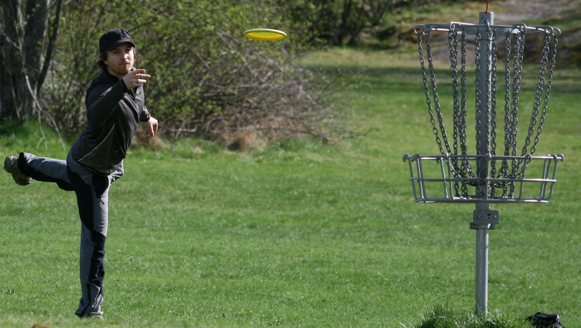 Person som kaster en frisbee mot "kurven".