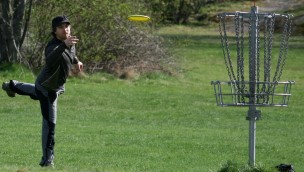 Person som kaster en frisbee mot "kurven".